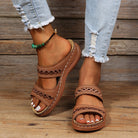 Braune Sandalen mit geflochtenem Design, getragen mit zerrissenen Jeans. Perfekt für Sommermode, Damen-Schuhe, lässiger Stil.