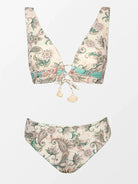 Damen-Bikini mit Paisley-Muster, V-Ausschnitt und Quasten-Detail. Perfekt für Strandmode, Sommerurlaub und stilvolle Bademode.