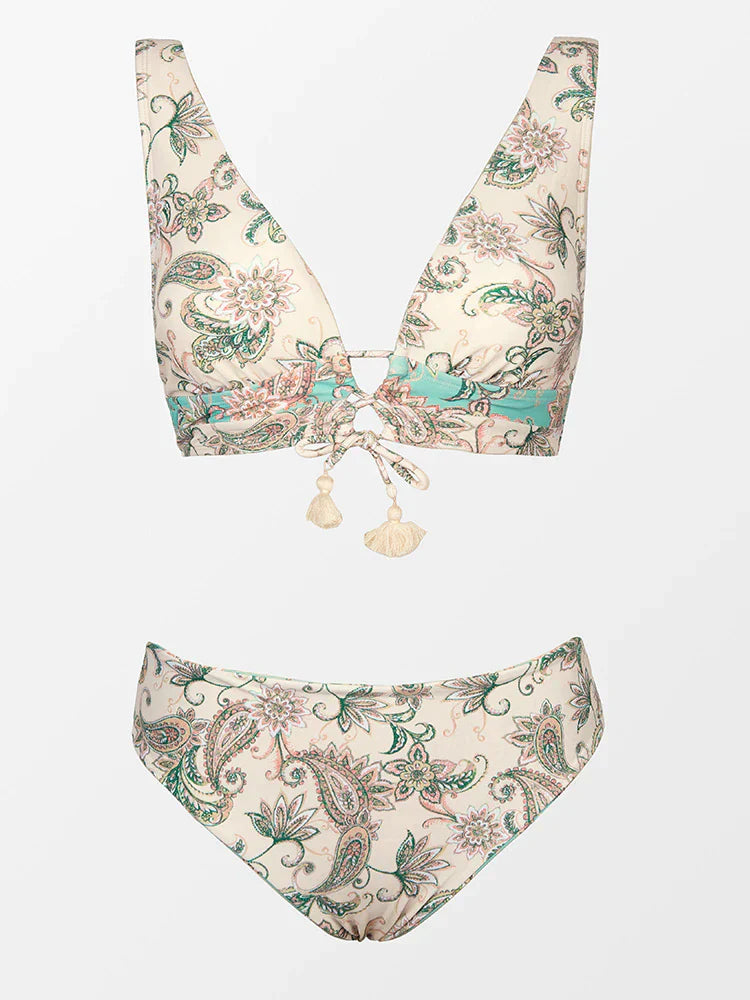 Damen-Bikini mit Paisley-Muster, V-Ausschnitt und Quasten-Detail. Perfekt für Strandmode, Sommerurlaub und stilvolle Bademode.
