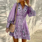 Lila Blumenkleid mit langen Ärmeln und Gürtel, ideal für Frühling und Sommer. Perfekt für modische Damen, die florale Muster lieben.