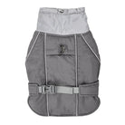 Grauer Hundemantel, wasserdicht, reflektierend, mit verstellbarem Gurt. Ideal für kaltes Wetter, bietet Schutz und Sichtbarkeit für Hunde.
