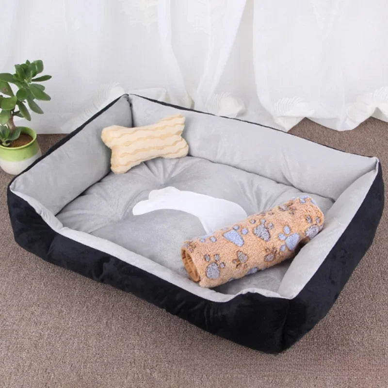 Rechteckiges Hundebett, grau-schwarz, mit Knochenkissen und Decke, ideal für Haustiere.