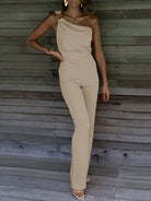 Eleganter beigefarbener Jumpsuit für Damen, schulterfrei, ideal für Sommermode. Perfekt für stilvolle Anlässe und trendige Outfits.