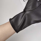 Schwarzer Lederhandschuh, elegant und stilvoll, ideal für Herbst- und Wintermode. Hochwertiges Material, perfekt für Damen und Herren.