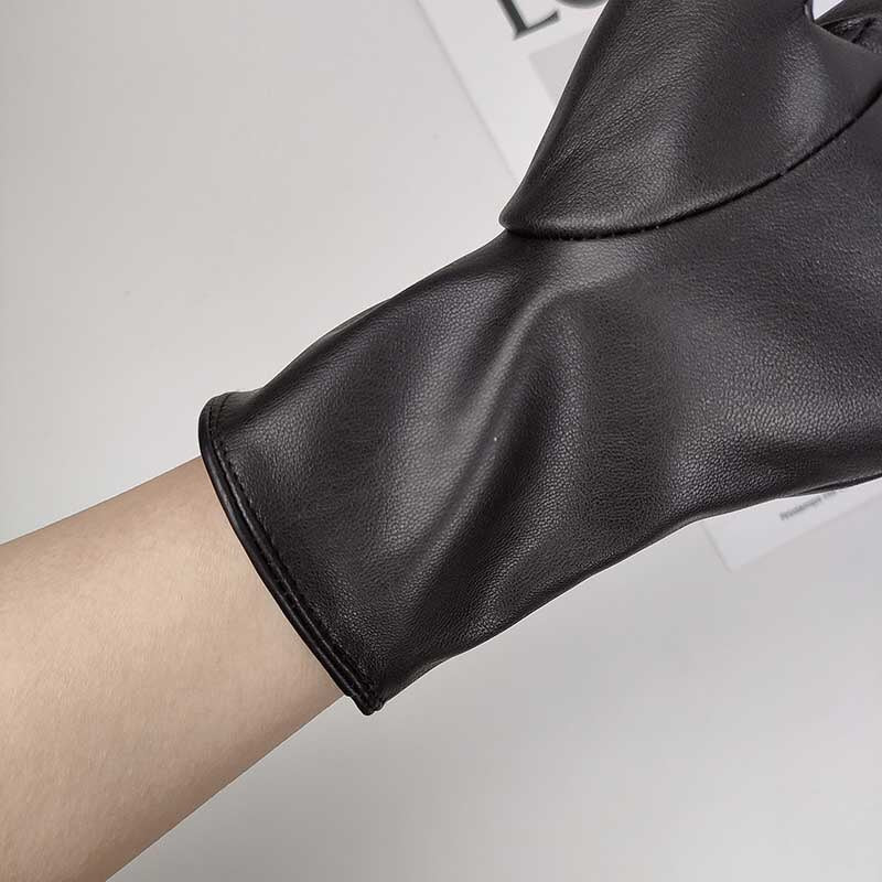 Schwarzer Lederhandschuh, elegant und stilvoll, ideal für Herbst- und Wintermode. Hochwertiges Material, perfekt für Damen und Herren.