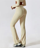 Damen-Sportleggings in Beige, hoch tailliert, figurbetont, ideal für Fitness und Yoga. Bequeme Passform, modisch und funktional.