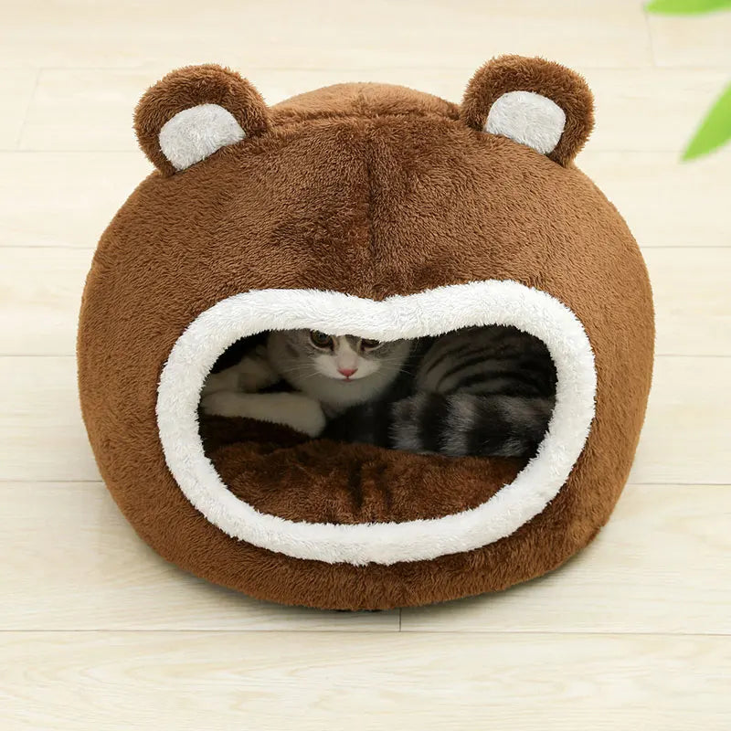 Braunes Katzenbett in Bärenform, Plüsch, gemütlich, für Haustiere, auf hellem Holzboden.