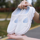 Weiße Damen-Sneaker mit atmungsaktivem Mesh-Design, ideal für Sport und Freizeit. Bequeme, leichte Schuhe für den täglichen Gebrauch.