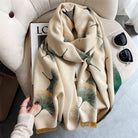 Eleganter Schal mit Ginkgo-Muster in Beige und Grün, ideal für Herbstmode. Weicher Stoff, stilvolles Accessoire für Damen. Perfekt für kühle Tage.