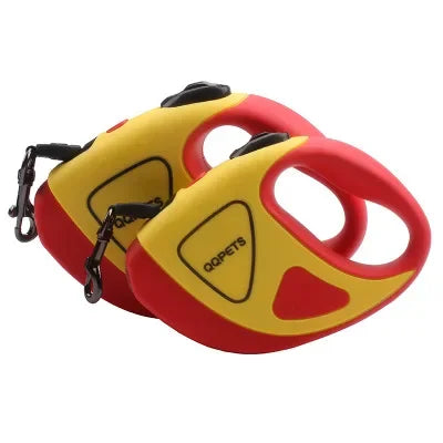 Zwei rot-gelbe Hundeleinen, einziehbar, ergonomischer Griff, robustes Design.