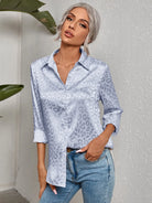 Damenbluse mit Leopardenmuster, langärmlig, hellblau, elegantes Design, ideal für Büro und Freizeit, modische Damenbekleidung.