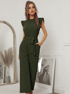 Damen Jumpsuit in Olivgrün mit Rüschenärmeln und Taillengürtel. Eleganter Einteiler, ideal für stilvolle Anlässe. Modetrend 2023.