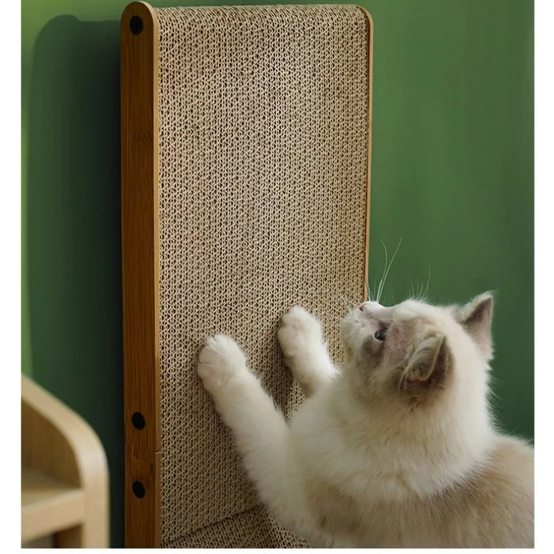 Katze kratzt an Wand-Kratzbrett aus Holz und Sisal, Katzenzubehör, Kratzbaum, grünem Hintergrund.