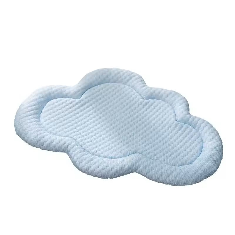 Weiches, wolkenförmiges Kissen in Hellblau, ideal für Kinderzimmer. Perfekt als Dekoration oder Kuschelkissen. Hochwertige Materialien.