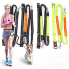 Frau joggt mit Hund an elastischer, reflektierender Hundeleine in Neonfarben.