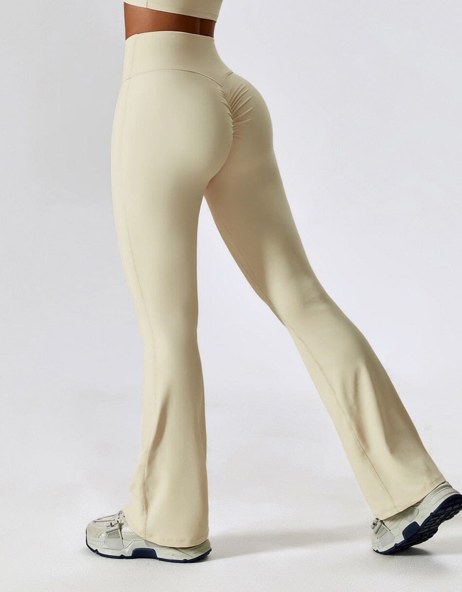 Damen-High-Waist-Yoga-Leggings in Beige, figurbetont, mit ausgestelltem Bein. Perfekt für Fitness, Sport und Freizeit. Bequeme Sportbekleidung.