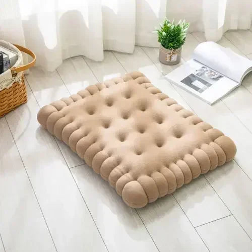 Beiges, quadratisches Bodenkissen aus Samt auf Holzboden, ideal für Wohnzimmer-Dekoration.