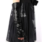 Schwarzes Kleid mit Segelschiff-Design und langen, eleganten Lederhandschuhen. Perfekt für Gothic-Mode und Vintage-Look.