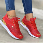 Rote Damen-Sneaker mit goldenen Akzenten, gepolstertem Design und weißer Sohle. Modische Sportschuhe, ideal für Freizeit und Streetwear.