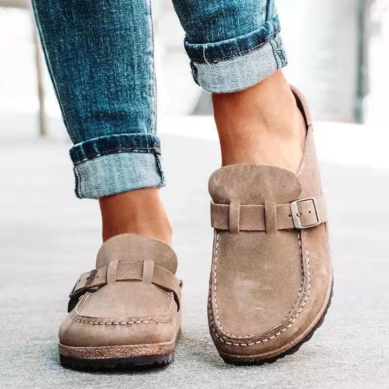 Damen Mokassins aus Wildleder in Beige, kombiniert mit hochgekrempelten Jeans. Bequeme, stilvolle Schuhe für Freizeit und Alltag.