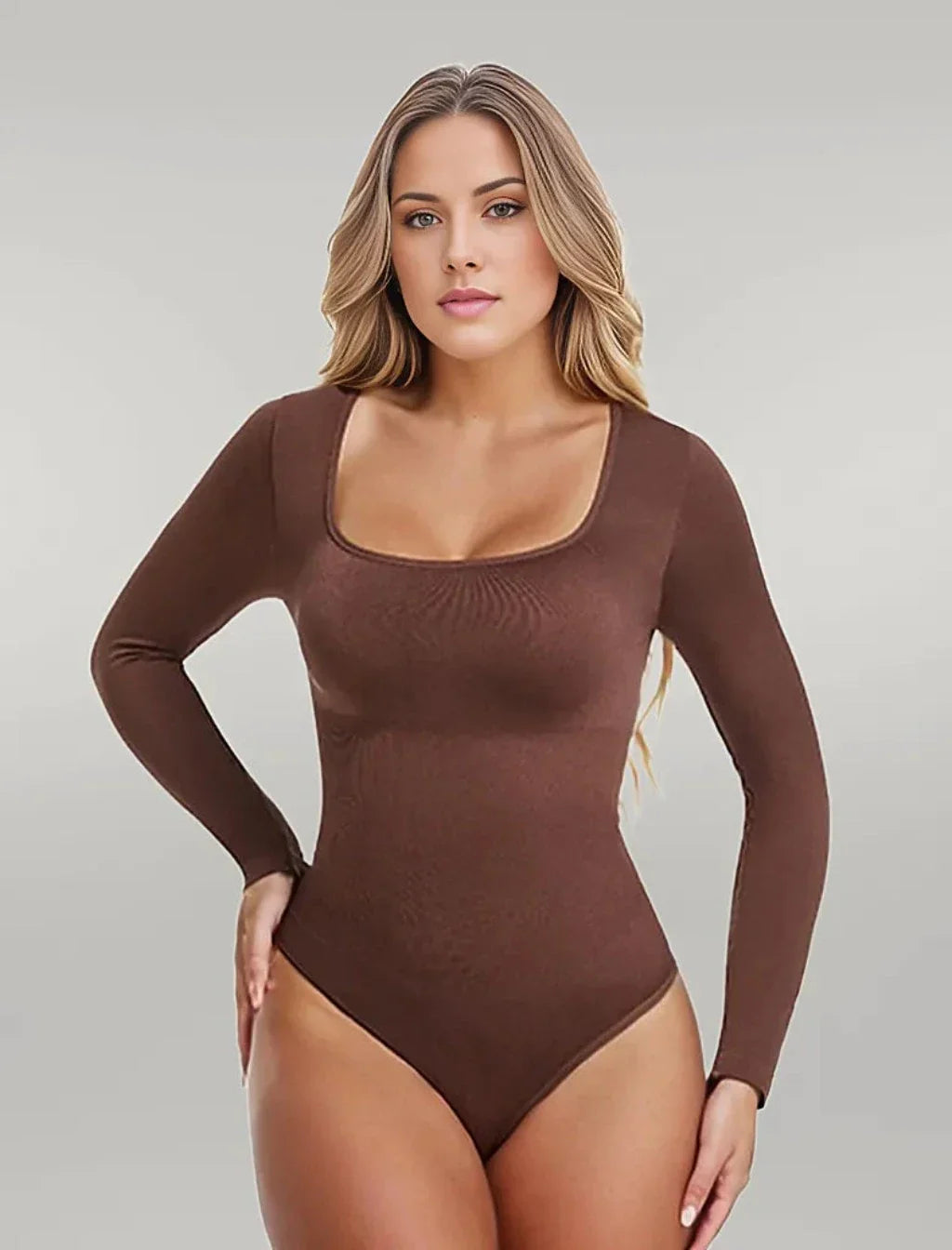 Brauner Langarm-Body für Damen, nahtlos und figurbetont, ideal für Herbstmode. Perfekt kombinierbar für stilvolle Outfits.