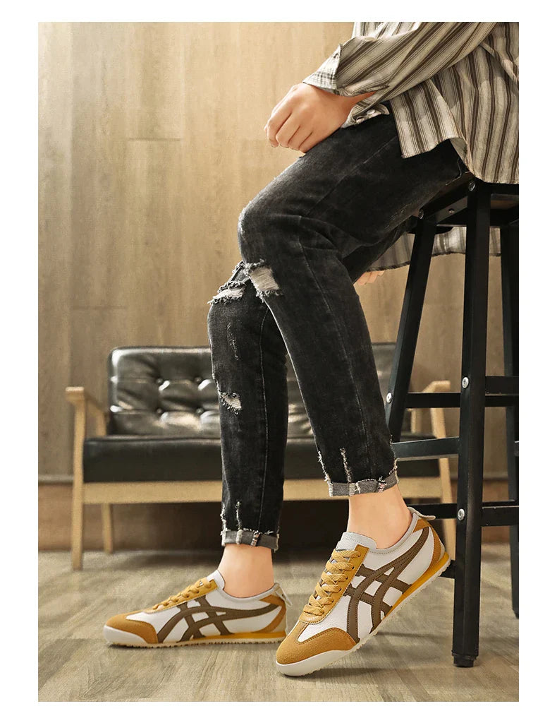 Herren-Sneaker im Retro-Stil, gelb-braun, mit markantem Streifenmuster. Perfekt für Freizeitmode und urbanen Streetwear-Look.
