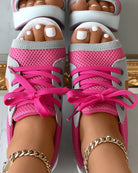 Damen-Sneaker-Sandalen in Pink mit Netzstoff und weißen Sohlen, ideal für Sommermode. Bequeme, stilvolle Schuhe mit auffälligem Design.