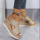 Goldene Keilsandalen mit Glitzer, Plateauabsatz und Cut-Out-Design. Perfekt für Sommermode, Damenmode, trendige Schuhe, bequeme Sandalen.