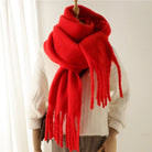 Roter Schal aus weichem Kaschmir, elegant drapiert über weißem Pullover. Perfekt für Wintermode, Damenaccessoires, stilvoller Look.
