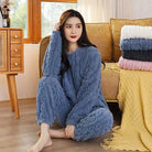Flauschiger blauer Damen-Pyjama-Set, ideal für gemütliche Abende. Perfekt für Herbst und Winter. Weiches Material, modisches Design.
