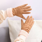 Damen-Winterhandschuhe aus Wildleder mit weichem Fleecefutter, beige, warm, stilvoll, ideal für kalte Tage, modisches Accessoire.