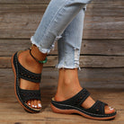 Damen Sandalen in Schwarz mit Keilabsatz, ideal für Sommermode. Bequeme, stilvolle Schuhe für Freizeit und Strand. Perfekt zu Jeans kombinierbar.