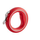 Rote, runde Hundeleine aus Kunststoff mit silbernem Karabinerhaken, ergonomisches Design.
