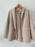 Eleganter beiger Blazer aus Baumwolle, ideal für Business- und Freizeitlooks. Zeitloses Design, perfekt für stilvolle Outfits.