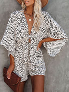 Damen-Sommeroutfit mit gepunktetem Jumpsuit, V-Ausschnitt und weiten Ärmeln. Perfekt für stilvolle Freizeitmode. Trendige Mode für Frauen.