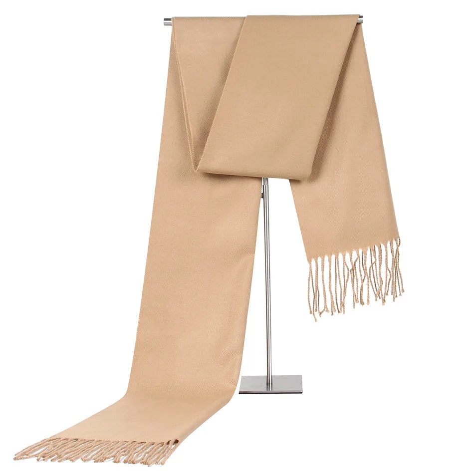 Beiger Kaschmirschal mit Fransen, luxuriös und weich, ideal für Herbst- und Wintermode. Perfektes Accessoire für stilvolle Outfits.