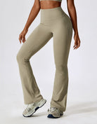 Damen-Sportleggings in Beige, hoch tailliert, mit ausgestelltem Bein. Ideal für Yoga und Fitness. Bequeme, atmungsaktive Sportbekleidung.