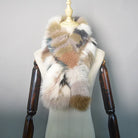 Luxuriöser, mehrfarbiger Pelzschal auf Schneiderpuppe. Hochwertige Modeaccessoires, stilvoller Winterlook, weicher Kunstpelz, elegantes Design.