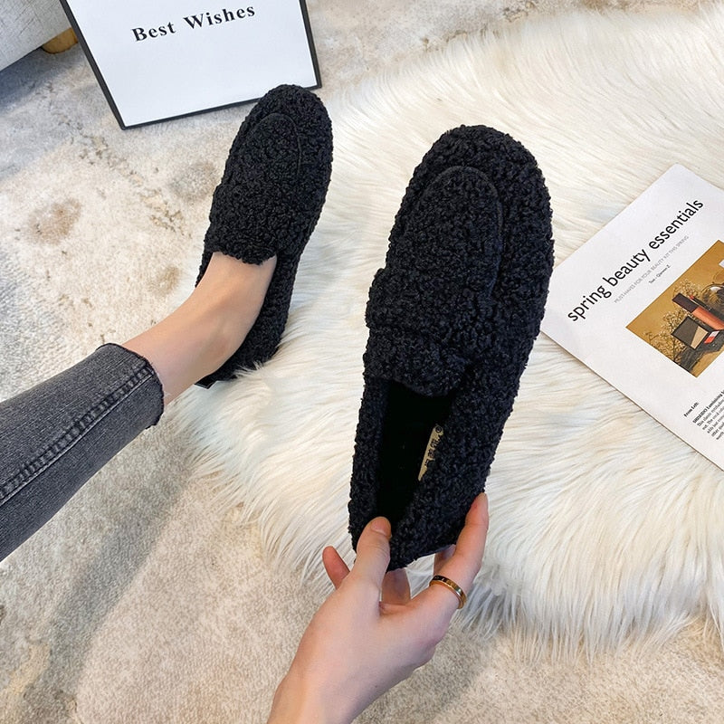 Schwarze Damen-Loafer aus Plüsch, bequem und stilvoll, ideal für Herbstmode. Perfekt für gemütliche Tage und trendige Outfits.