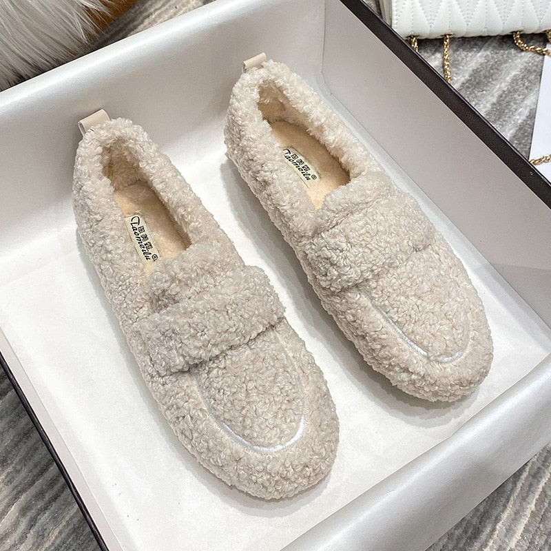 Damen Hausschuhe aus Plüsch, beige, warm und gemütlich, ideal für den Winter. Perfekt für Komfort und Stil zu Hause.