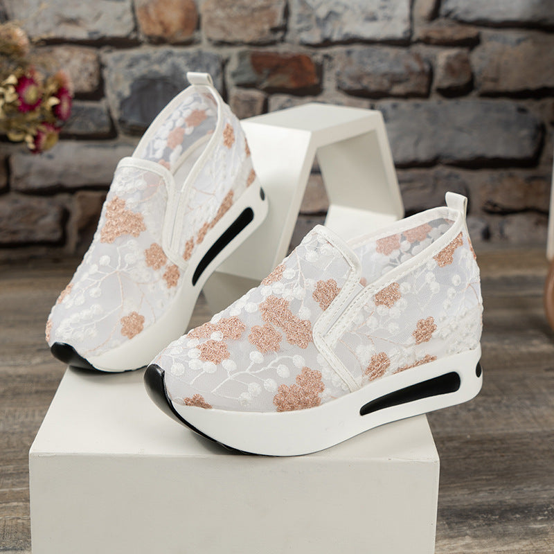 Weiße Damen-Sneaker mit floraler Spitze und Plateau-Sohle, ideal für Frühling und Sommer. Modische, bequeme Schuhe für Freizeit und Alltag.