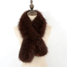 Luxuriöser brauner Pelzschal auf Schneiderpuppe, ideal für Wintermode. Hochwertiger Fellkragen, stilvoll und warm. Perfekt für elegante Outfits.
