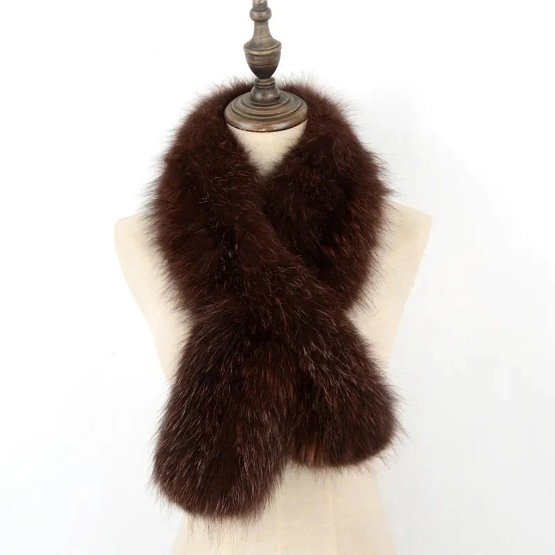 Luxuriöser brauner Pelzschal auf Schneiderpuppe, ideal für Wintermode. Hochwertiger Fellkragen, stilvoll und warm. Perfekt für elegante Outfits.