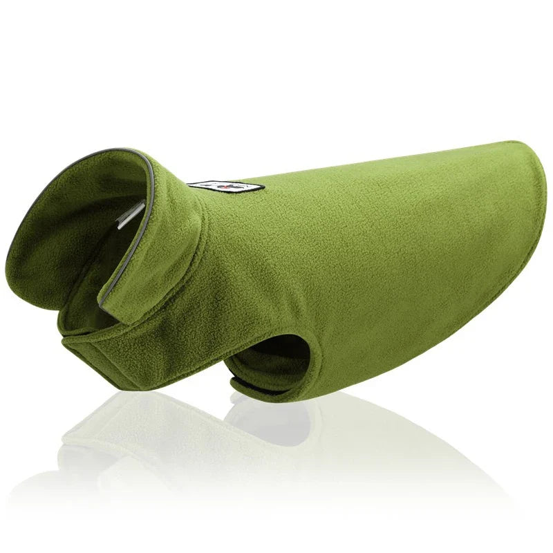 Grüner Hundemantel aus Fleece, ideal für kaltes Wetter. Bequeme Passform, warm und stilvoll. Perfekt für kleine bis mittelgroße Hunde.