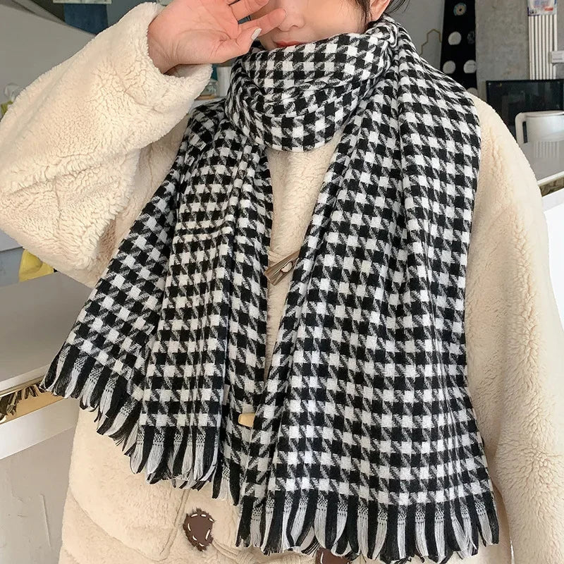 Damen-Wollschal im klassischen Hahnentritt-Muster, warm und stilvoll, ideal für Wintermode. Perfekt als modisches Accessoire und Geschenkidee.