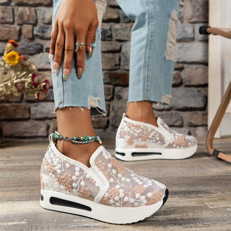 Damen-Sneaker mit Blumenmuster, Plateau-Sohle und transparentem Obermaterial. Modische Freizeitschuhe, ideal für trendige Outfits.
