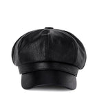 Schwarze Leder-Baker-Boy-Mütze, stilvoll und zeitlos, ideal für modische Outfits. Perfekt für Herbst- und Wintertrends. Unisex-Design.