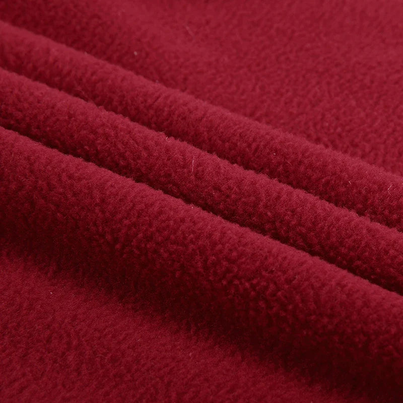 Roter Fleece-Stoff, weich und kuschelig, ideal für Nähprojekte und Bekleidung. Perfekt für warme Decken und Wintermode. Hochwertige Textur.
