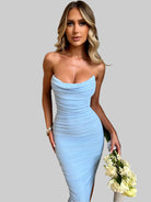 Elegantes, schulterfreies, hellblaues Kleid für Damen, perfekt für Abendveranstaltungen. Figurbetontes Design, ideal für stilvolle Anlässe.