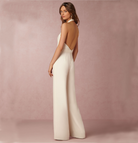 Eleganter weißer Jumpsuit mit offenem Rücken, ideal für Hochzeiten oder besondere Anlässe. Modetrend 2023, stilvoll und zeitlos.